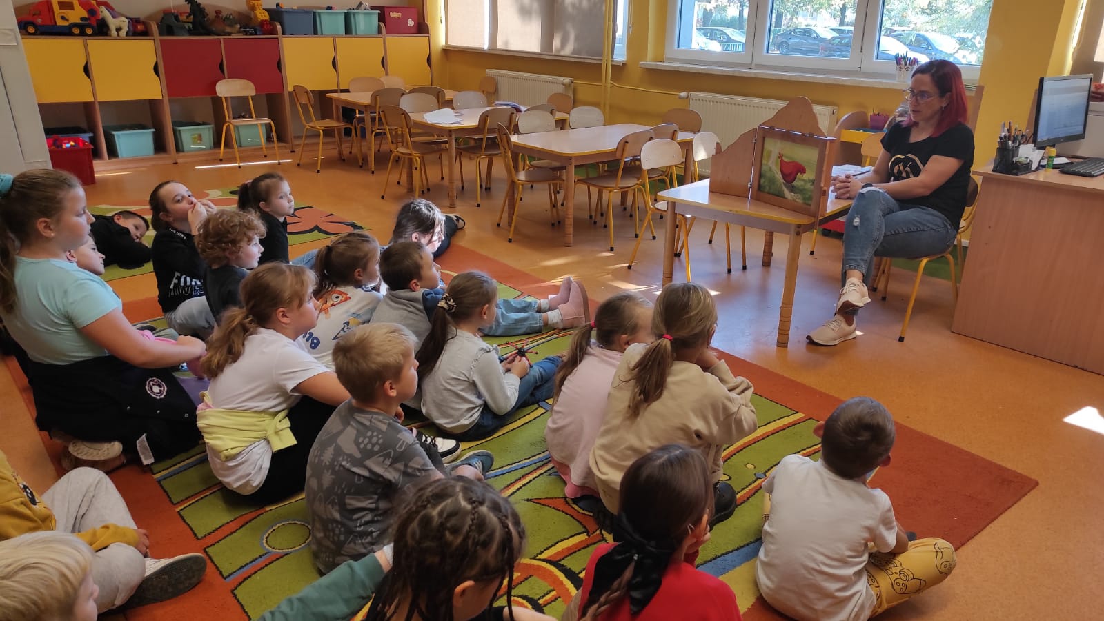 Wychowankowie świetlicy w trakcie zajęć bibliotecznych.