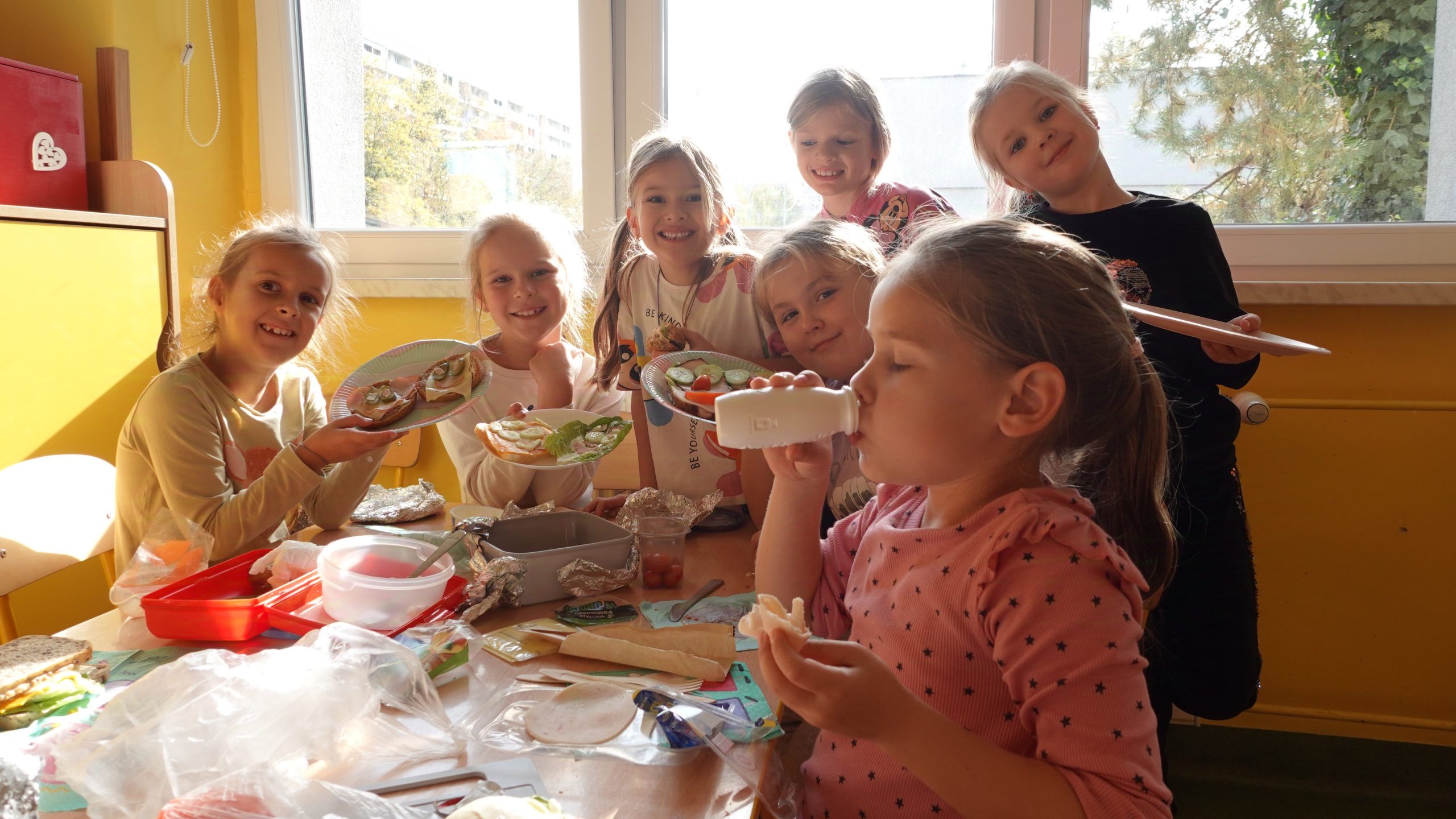 Wychowankowie świetlicy robiący kolorowe kanapki.