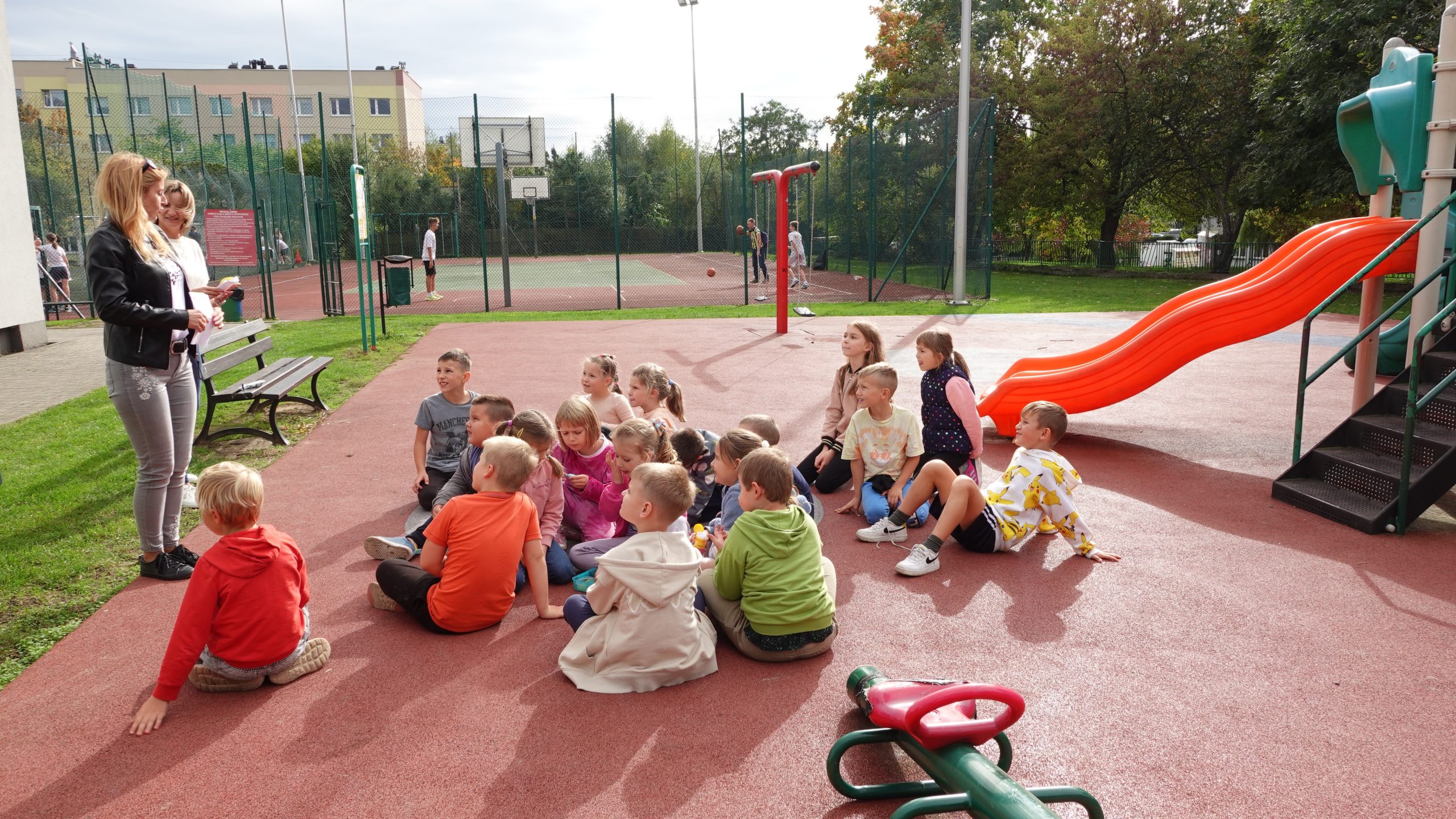 Uczniowie na placu zabaw