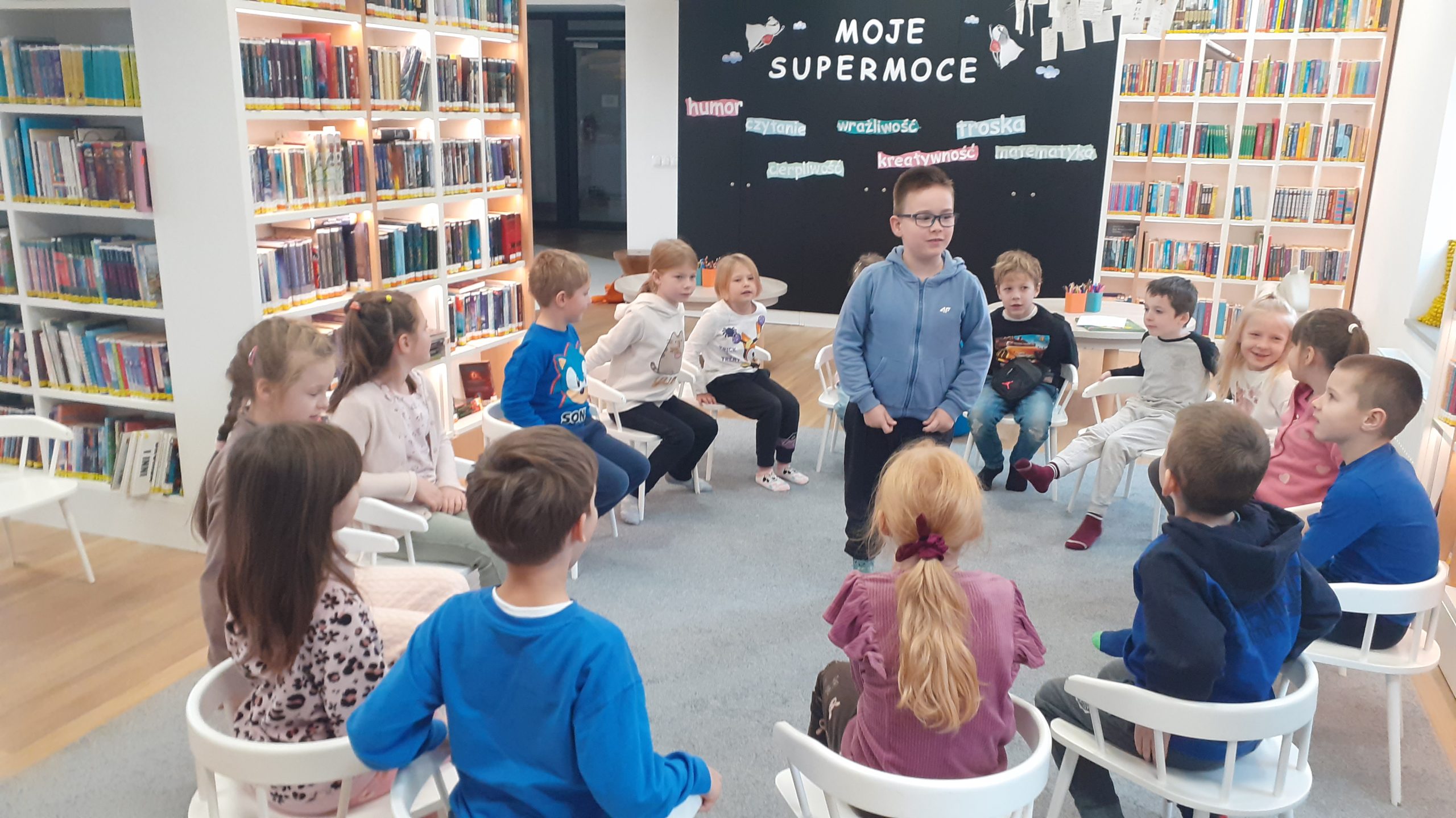 Uczniowie klasy 1a na zajęciach w MBP.