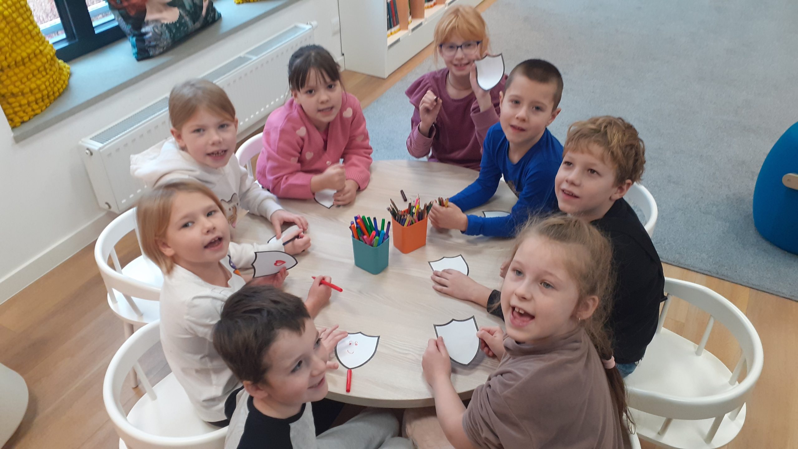 Uczniowie klasy 1a na zajęciach w MBP.