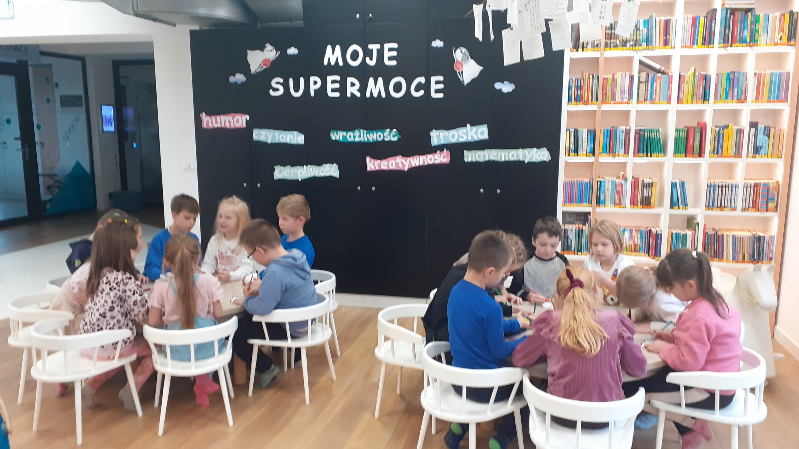 Uczniowie klasy 1a na zajęciach w MBP.