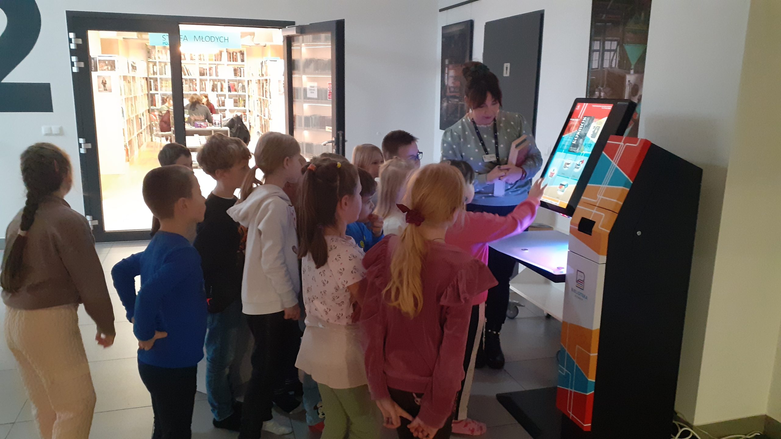 Uczniowie klasy 1a na zajęciach w MBP.