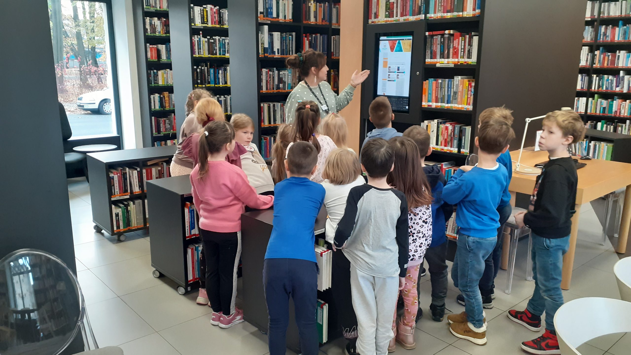 Uczniowie klasy 1a na zajęciach w MBP.