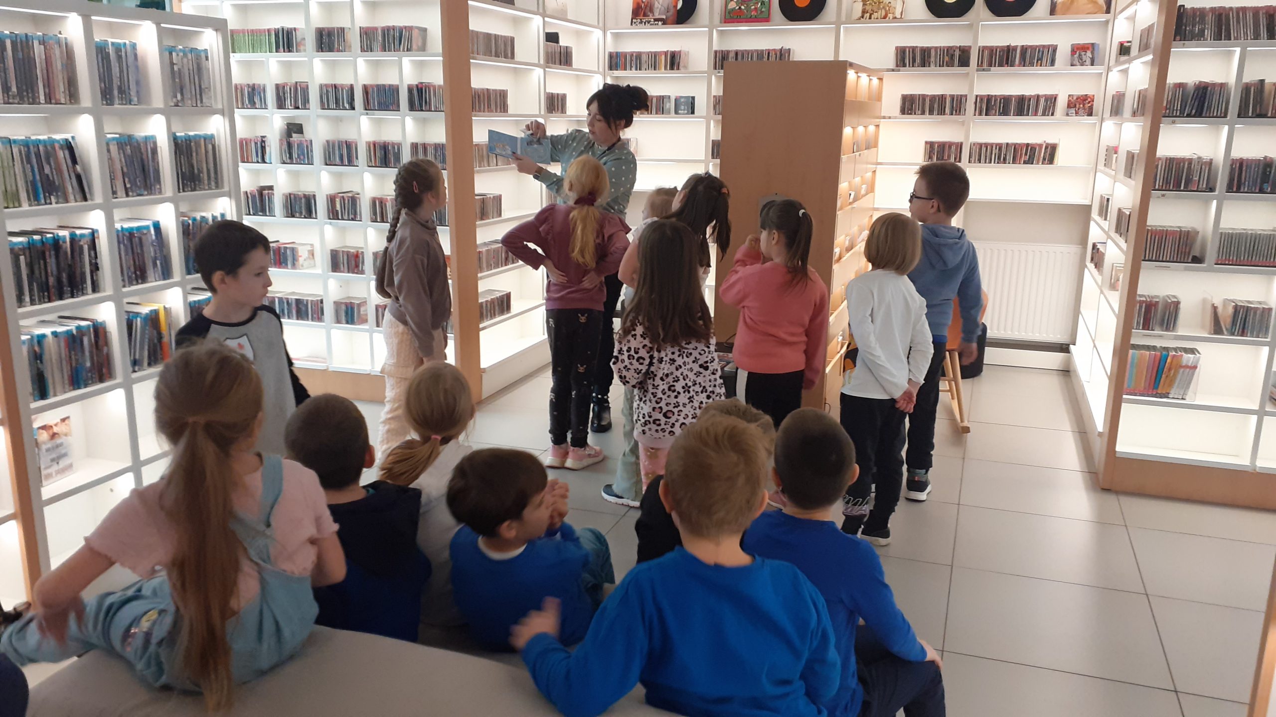 Uczniowie klasy 1a na zajęciach w MBP.