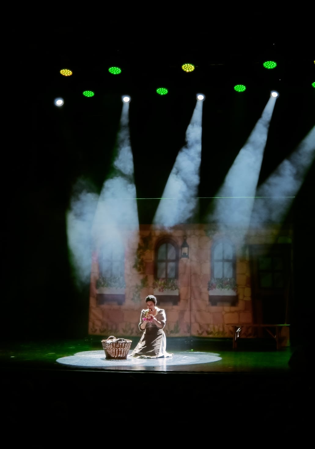 Uczniowie klasy 2a i 3a  w kinie „Scena na Starówce” podczas przedstawienia "Zielony Kopciuszek".