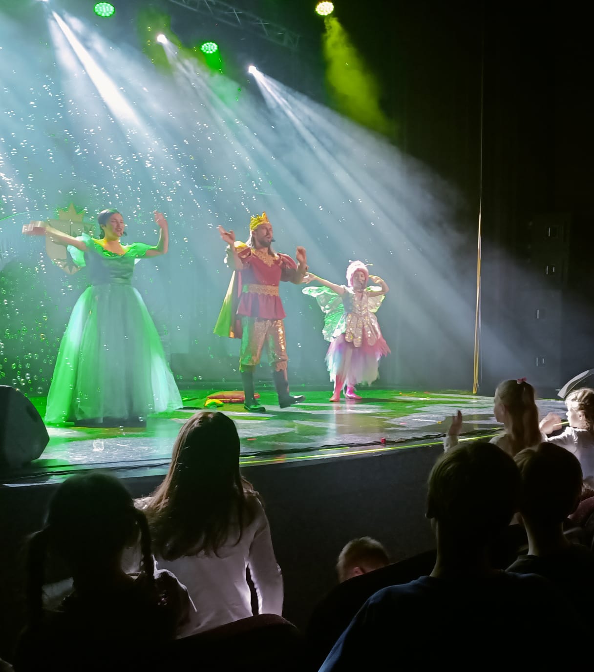 Uczniowie klasy 2a i 3a  w kinie „Scena na Starówce” podczas przedstawienia "Zielony Kopciuszek".