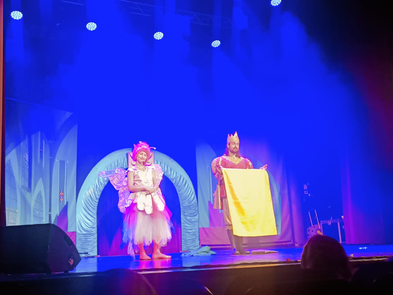 Uczniowie klasy 2a i 3a  w kinie „Scena na Starówce” podczas przedstawienia "Zielony Kopciuszek".