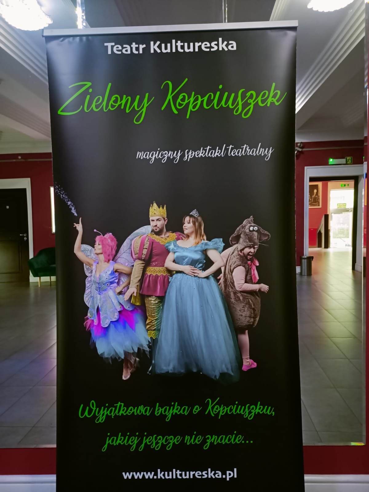 Uczniowie klasy 2a i 3a  w kinie „Scena na Starówce” podczas przedstawienia "Zielony Kopciuszek".
