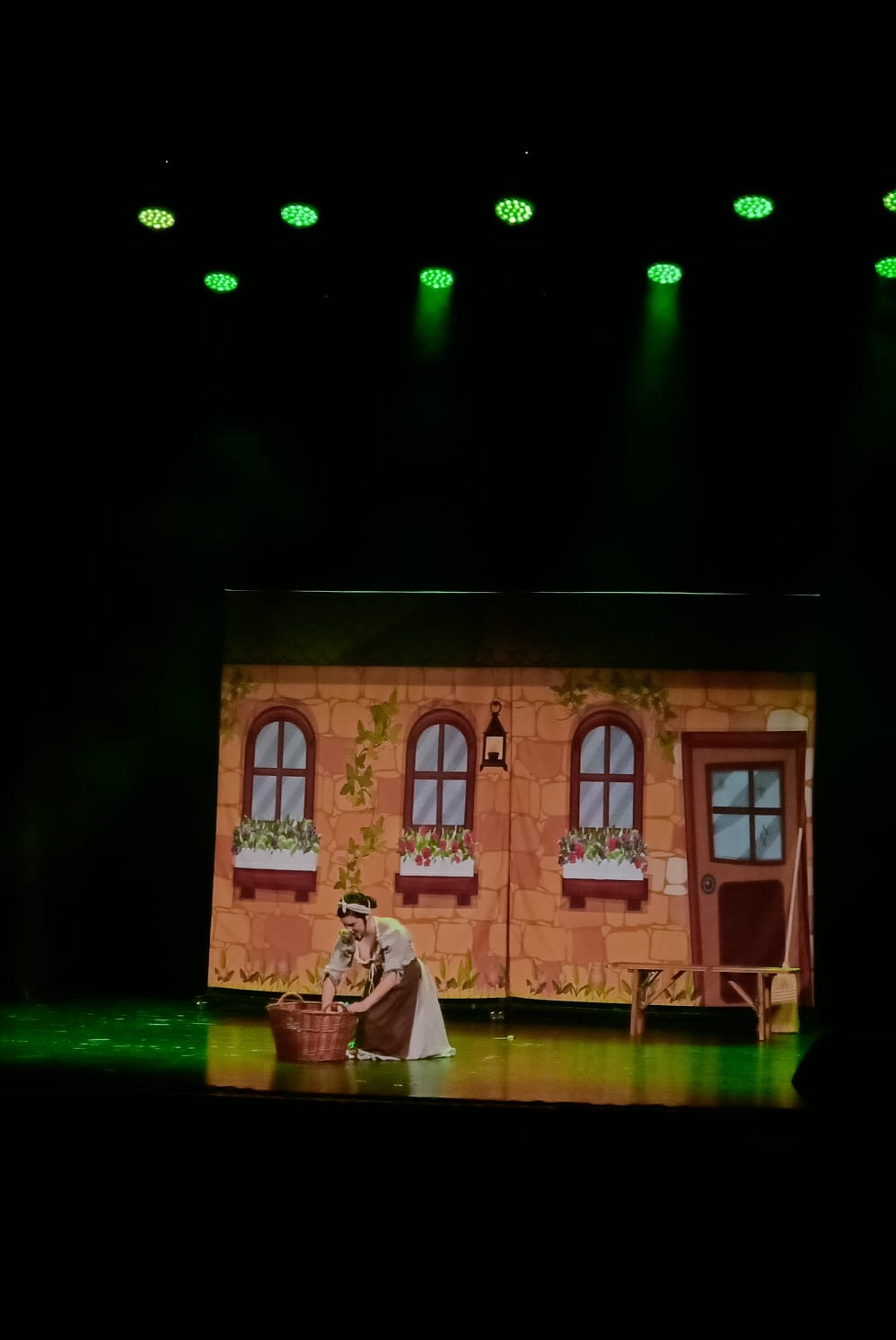 Uczniowie klasy 2a i 3a  w kinie „Scena na Starówce” podczas przedstawienia "Zielony Kopciuszek".