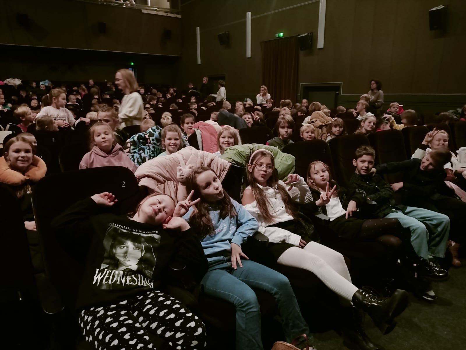 Uczniowie klasy 2a i 3a  w kinie „Scena na Starówce” podczas przedstawienia "Zielony Kopciuszek".