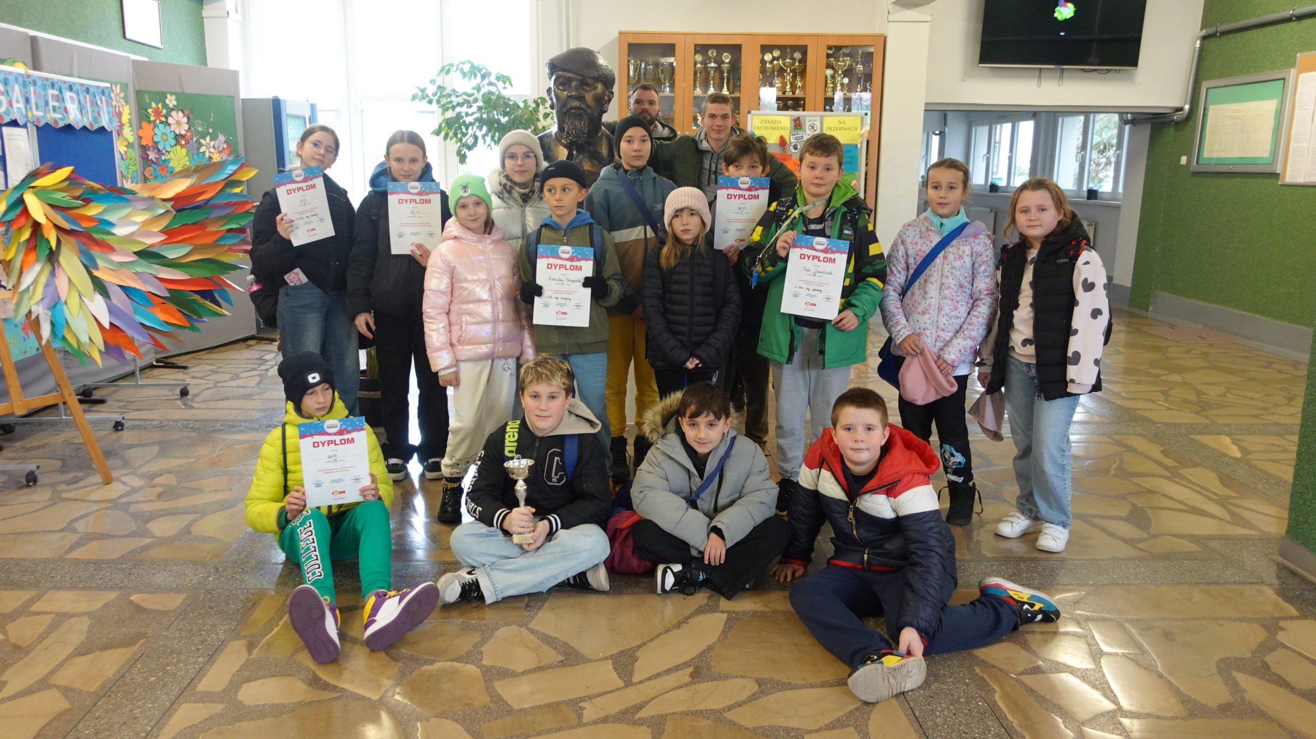 Ekipa pływacka i trofea.