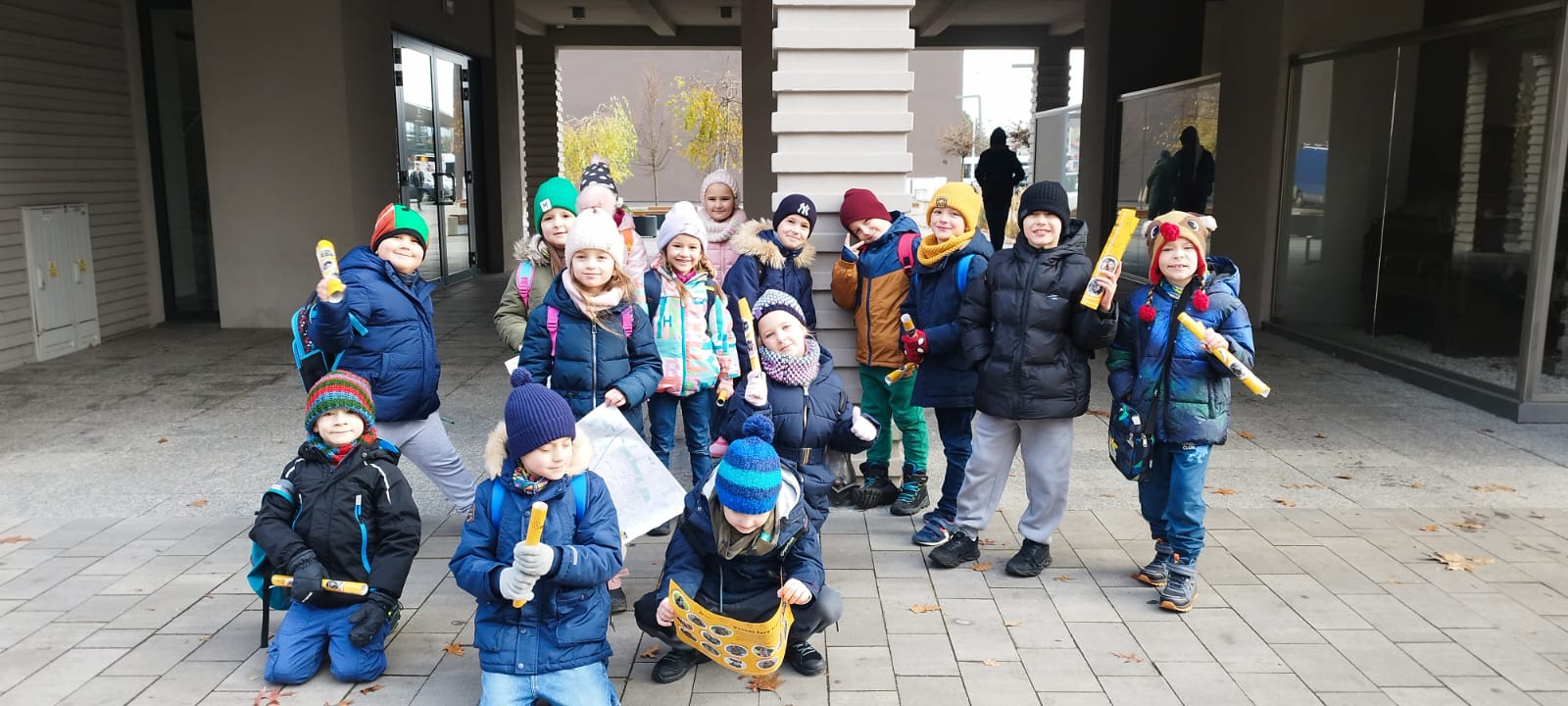 Uczniowie klasy 1b podczas wycieczki po Żorach.