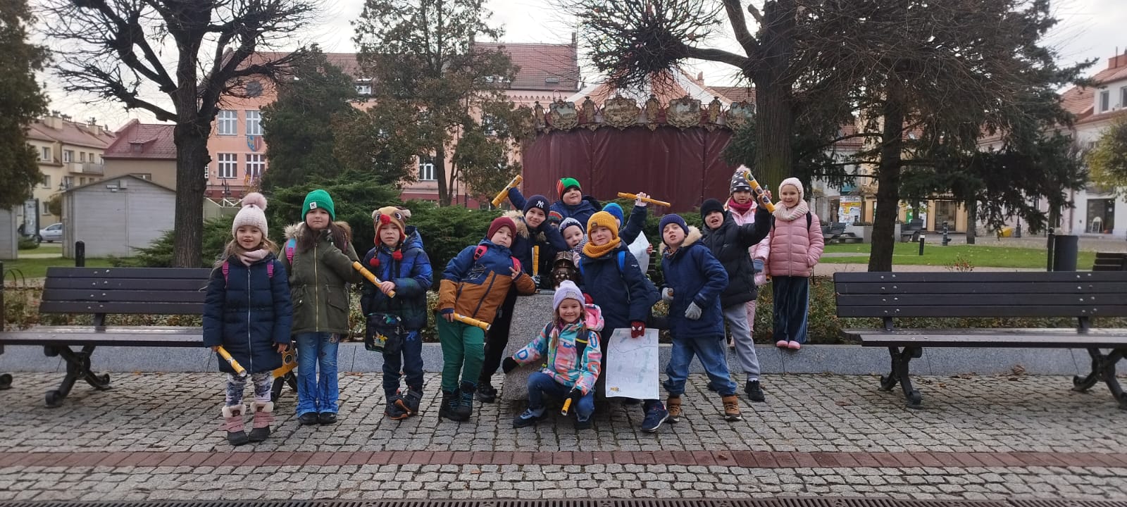 Uczniowie klasy 1b podczas wycieczki po Żorach.