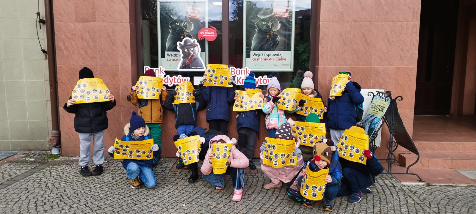 Uczniowie klasy 1b podczas wycieczki po Żorach.