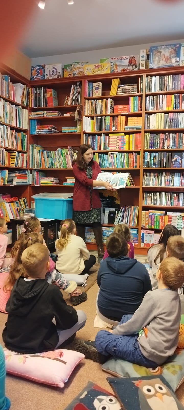 Uczniowie klasy 1b podczas wycieczki po Żorach.