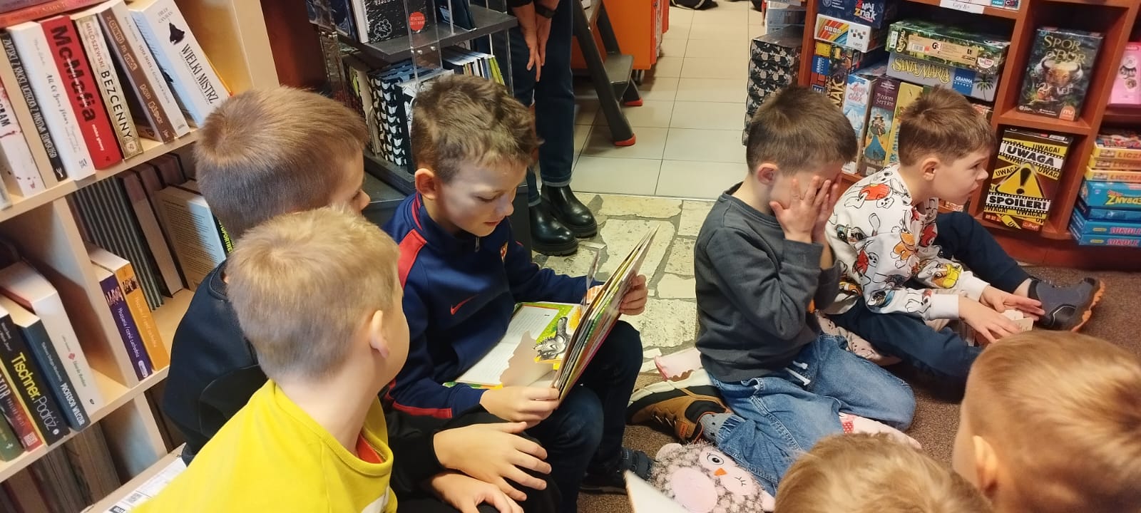 Uczniowie klasy 1b podczas wycieczki po Żorach.