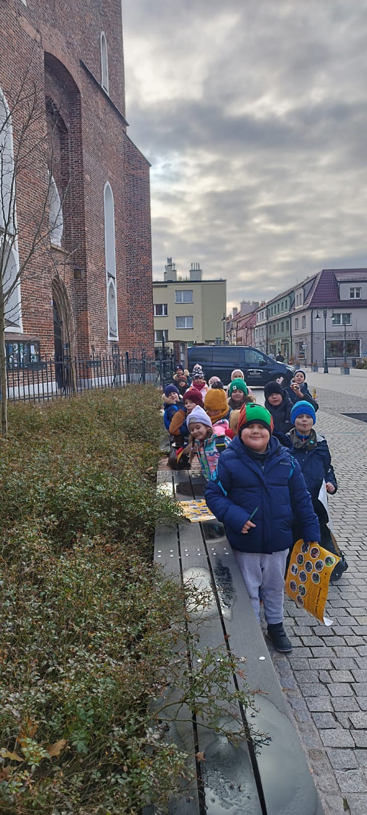 Uczniowie klasy 1b podczas wycieczki po Żorach.