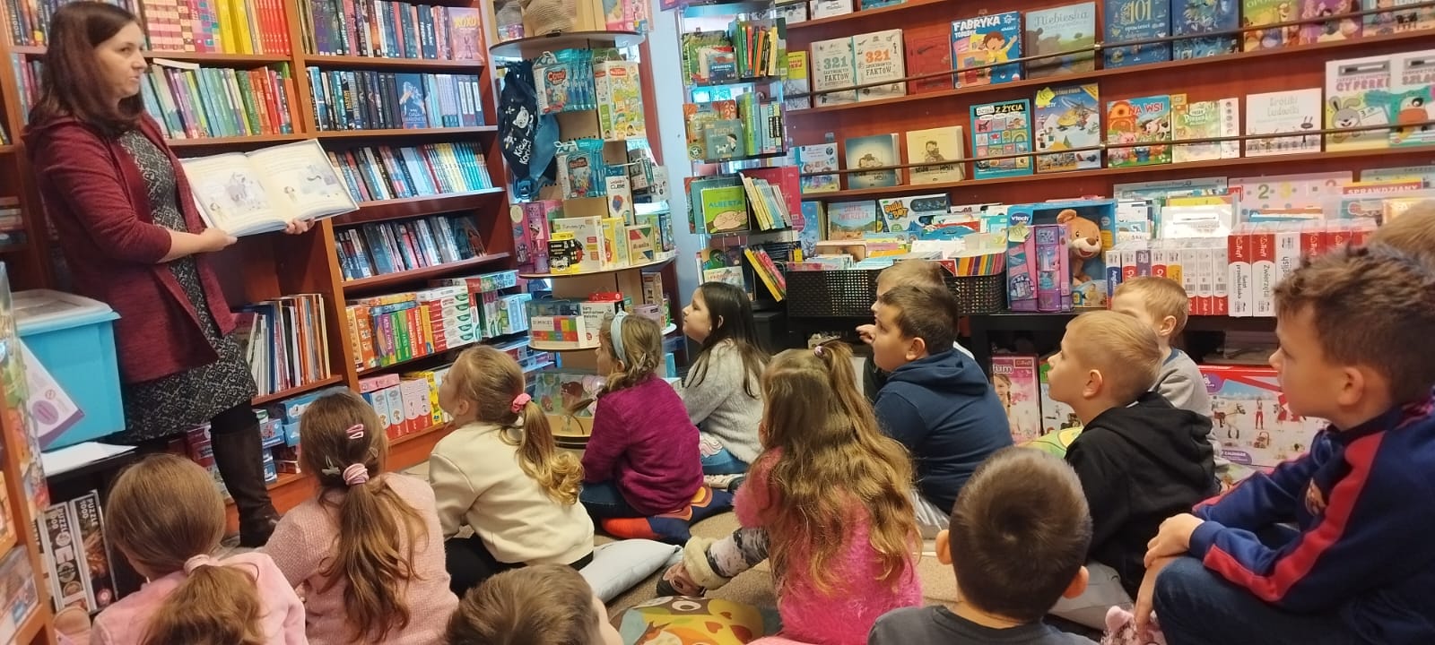 Uczniowie klasy 1b w Księgarni Sowa w Żorach.