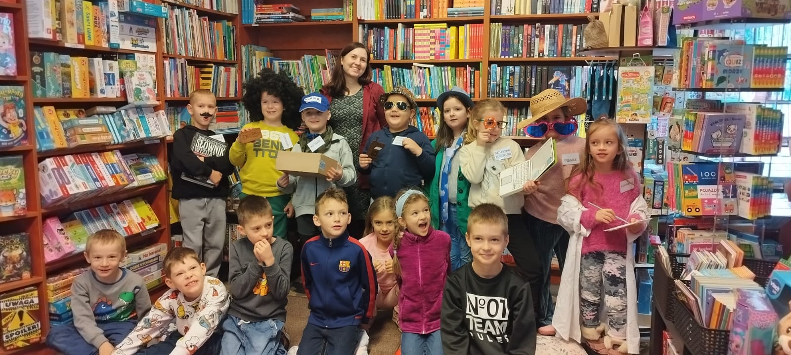 Uczniowie klasy 1b w Księgarni Sowa w Żorach.