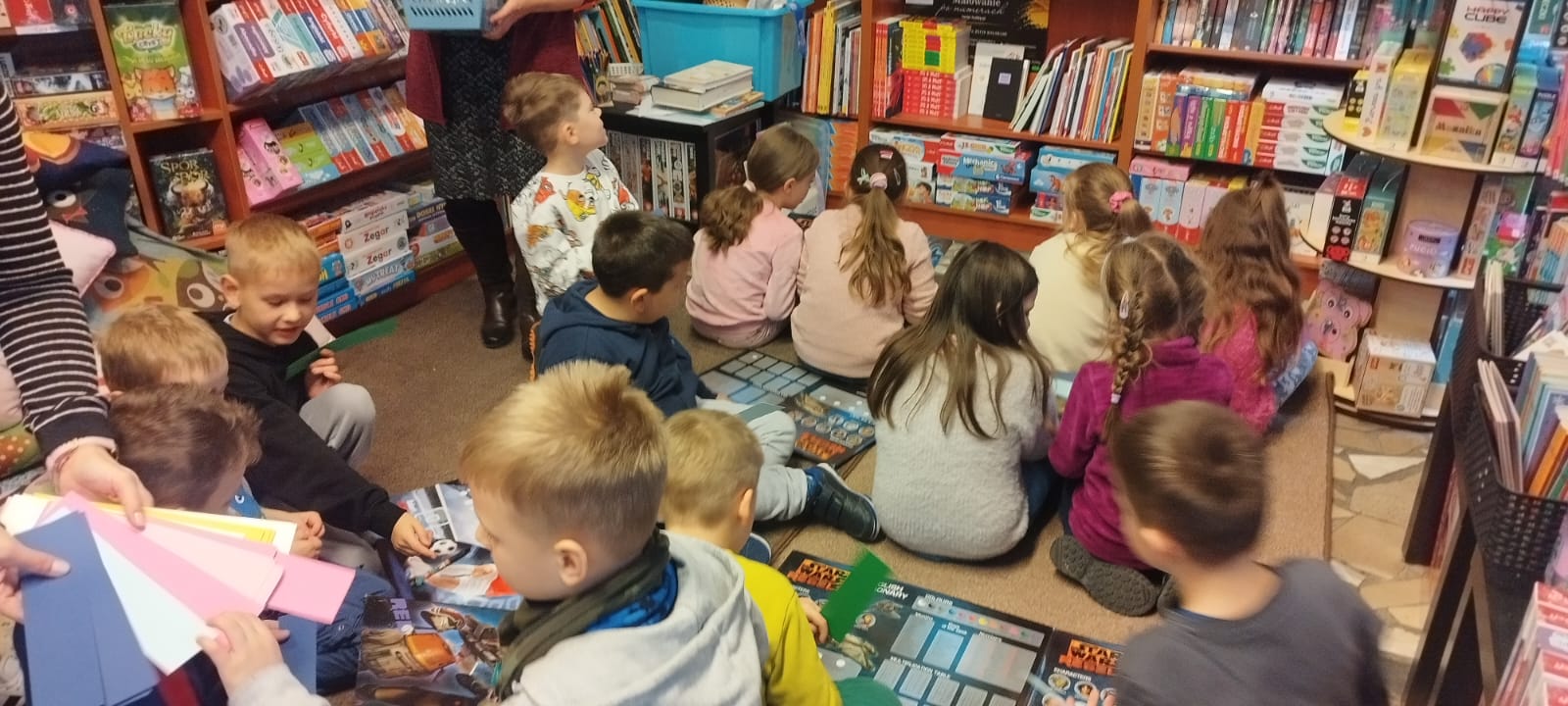 Uczniowie klasy 1b w Księgarni Sowa w Żorach.