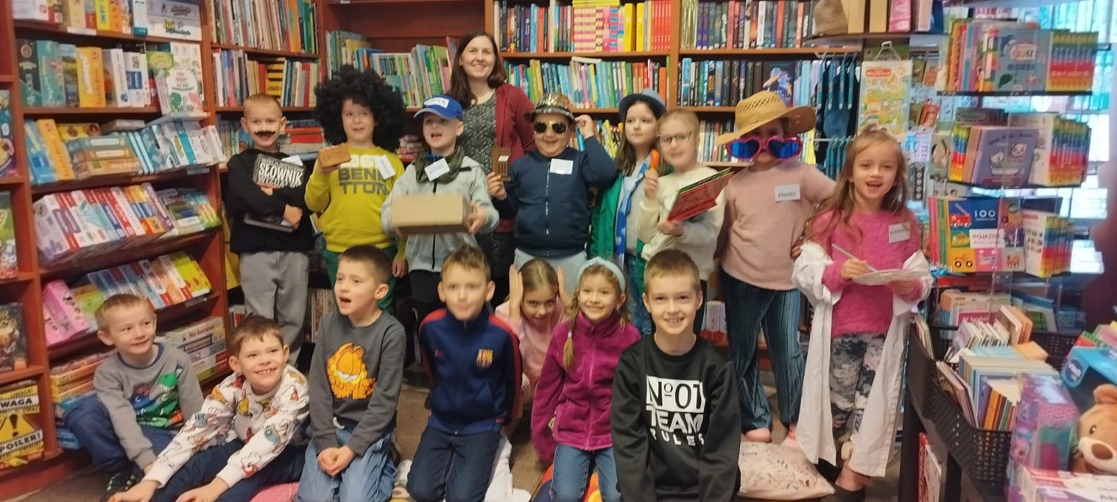 Uczniowie klasy 1b w Księgarni Sowa w Żorach.