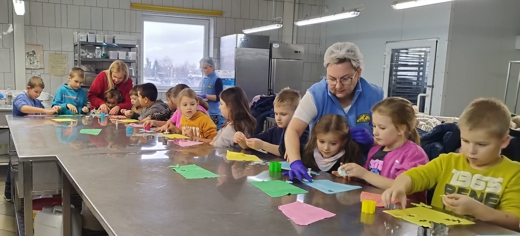 Uczniowie klasy 1b podczas wycieczki do piekarni.