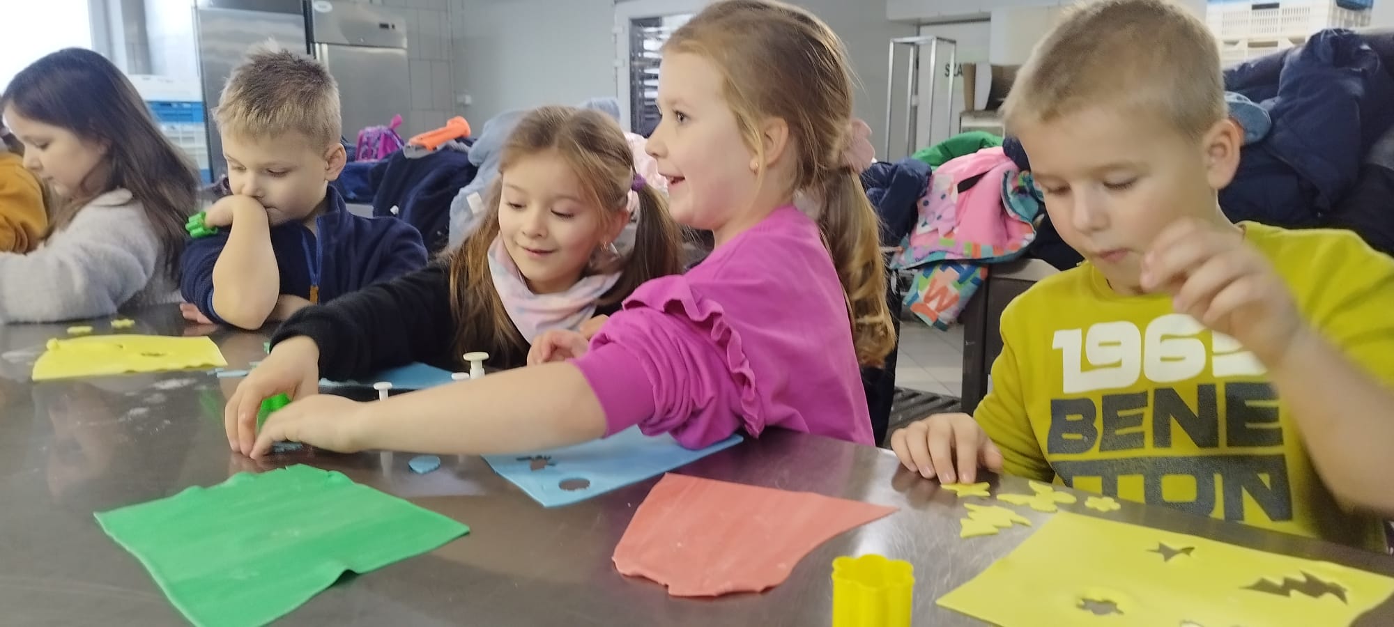 Uczniowie klasy 1b podczas wycieczki do piekarni.