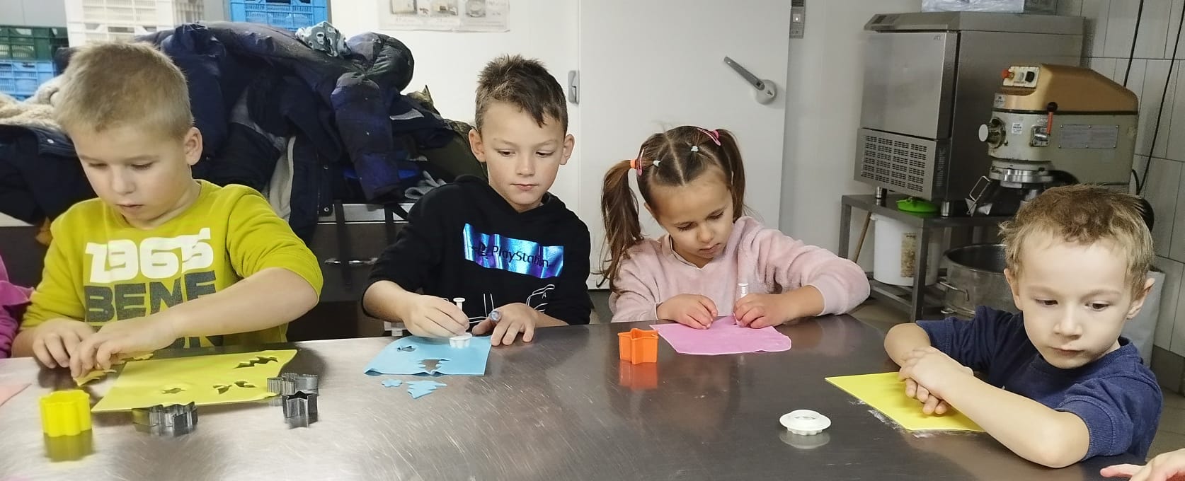 Uczniowie klasy 1b podczas wycieczki do piekarni.