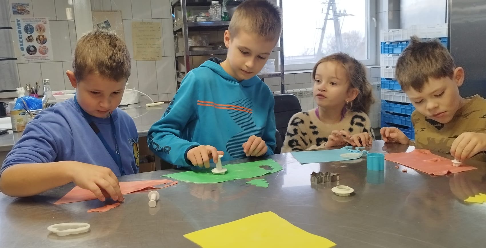 Uczniowie klasy 1b podczas wycieczki do piekarni.