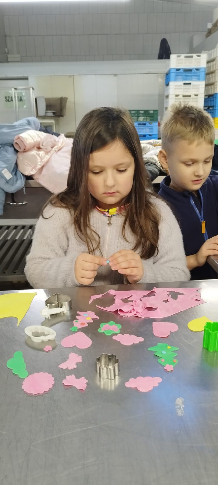 Uczniowie klasy 1b podczas wycieczki do piekarni.