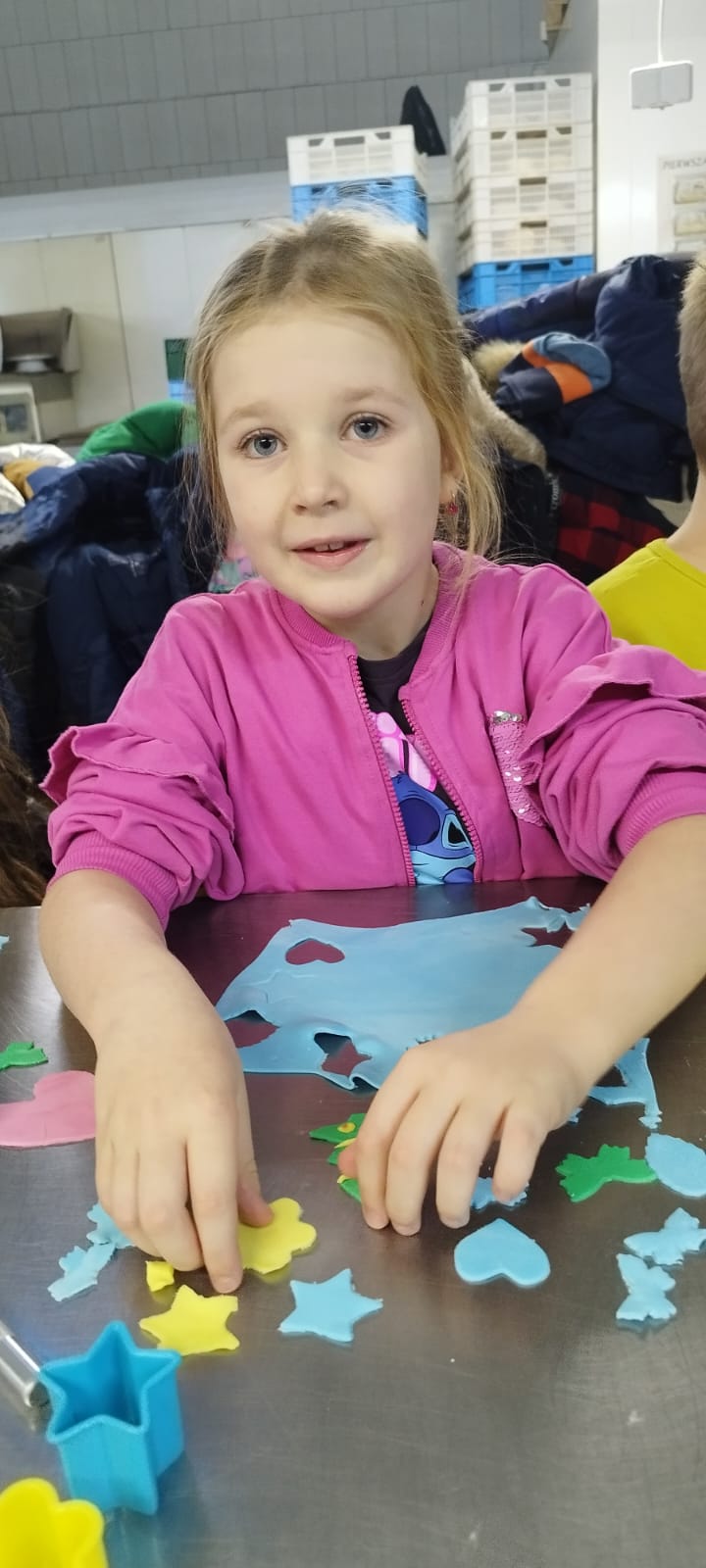 Uczniowie klasy 1b podczas wycieczki do piekarni.