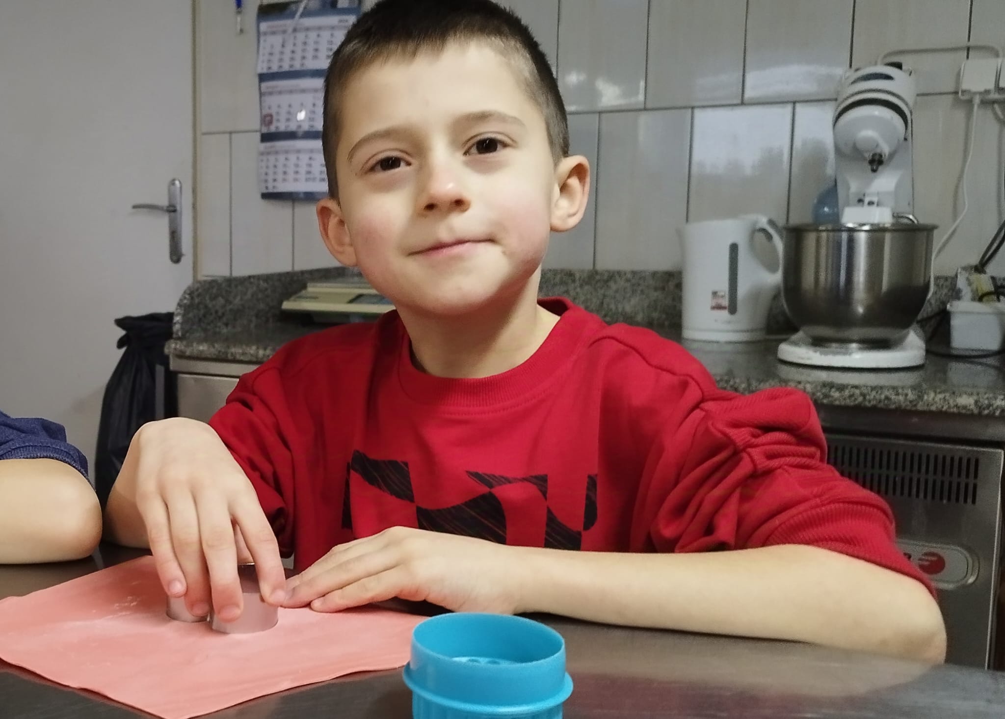 Uczniowie klasy 1b podczas wycieczki do piekarni.