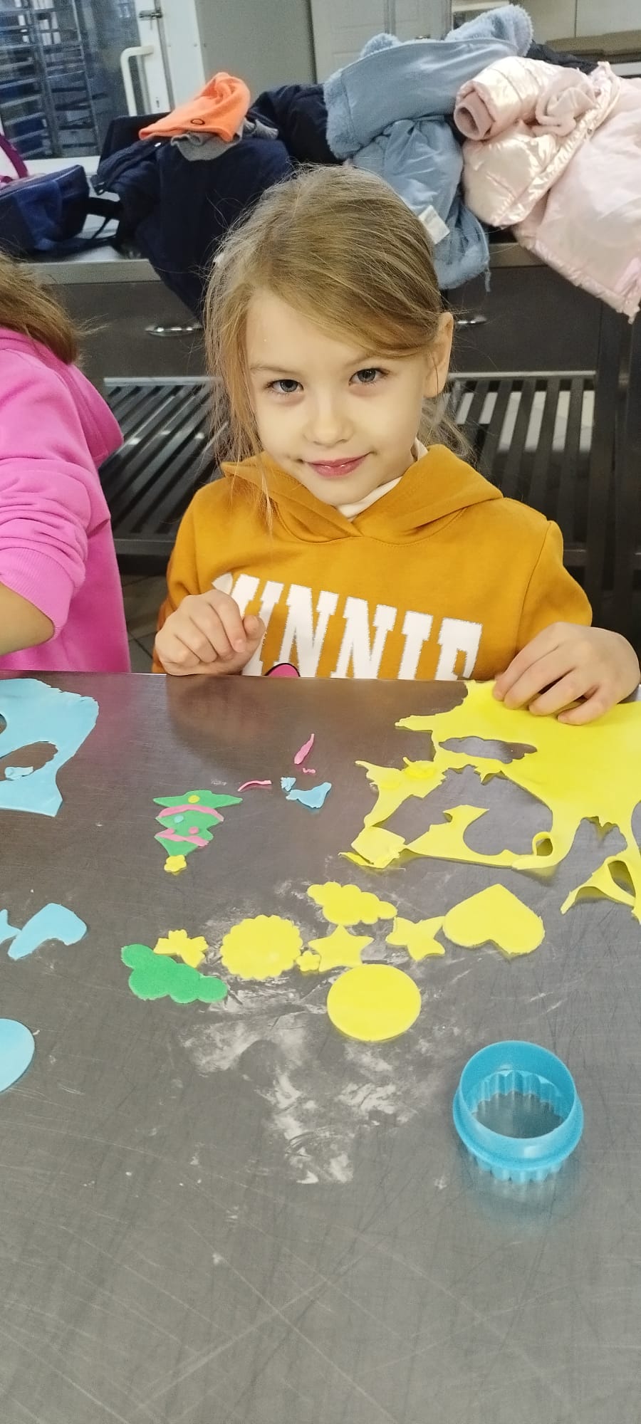 Uczniowie klasy 1b podczas wycieczki do piekarni.