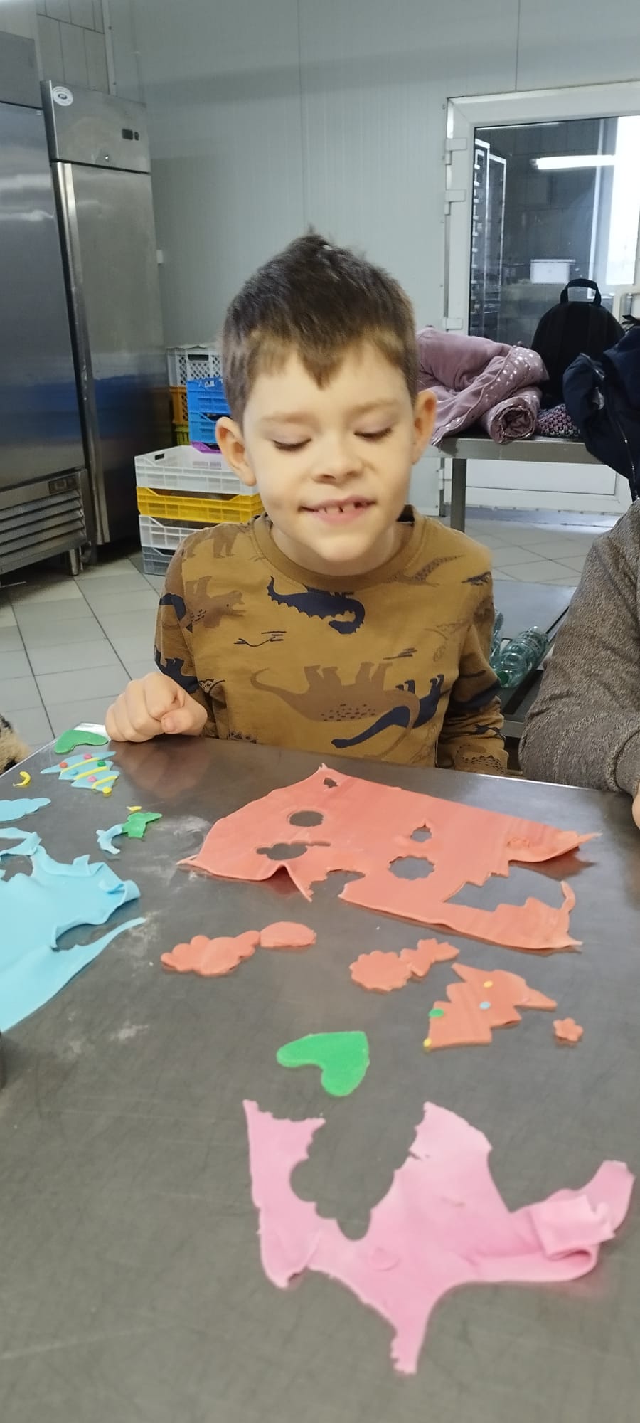 Uczniowie klasy 1b podczas wycieczki do piekarni.