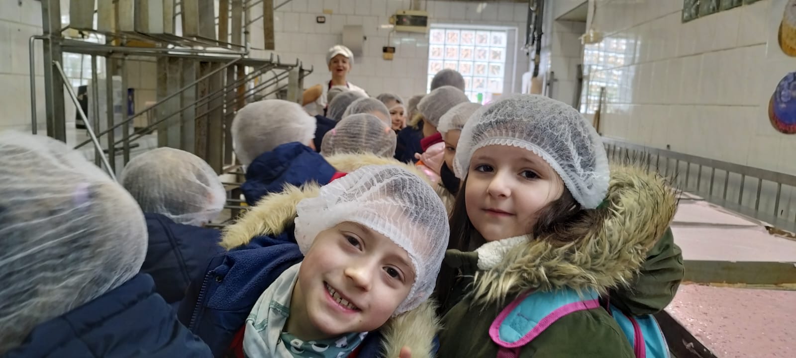 Uczniowie klasy 1b podczas wycieczki do piekarni.