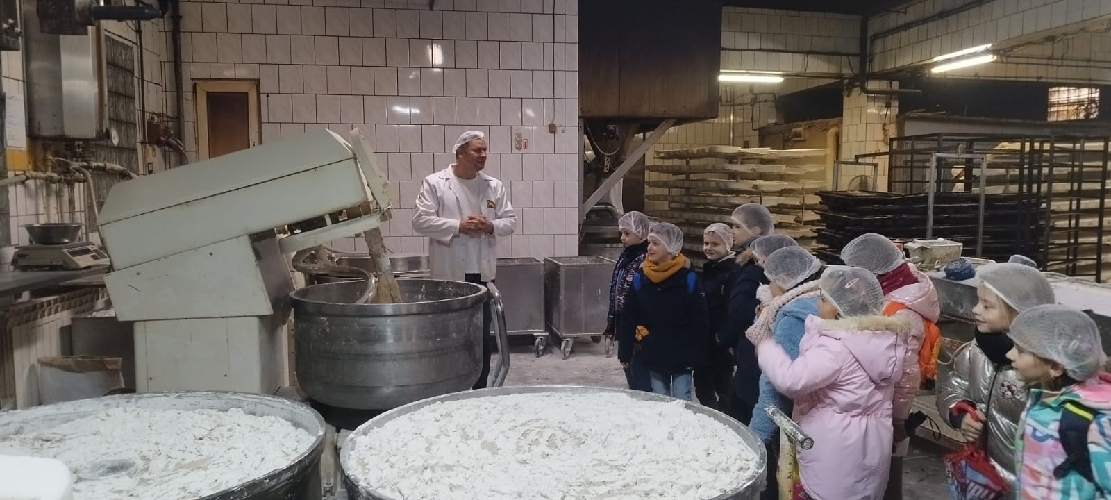 Uczniowie klasy 1b podczas wycieczki do piekarni.