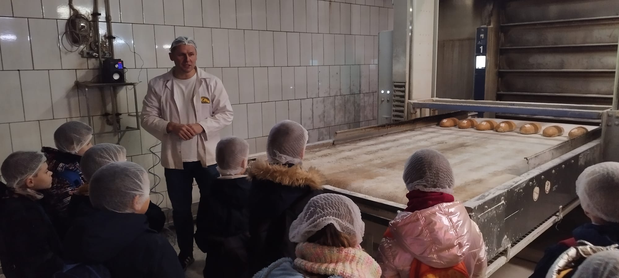 Uczniowie klasy 1b podczas wycieczki do piekarni.