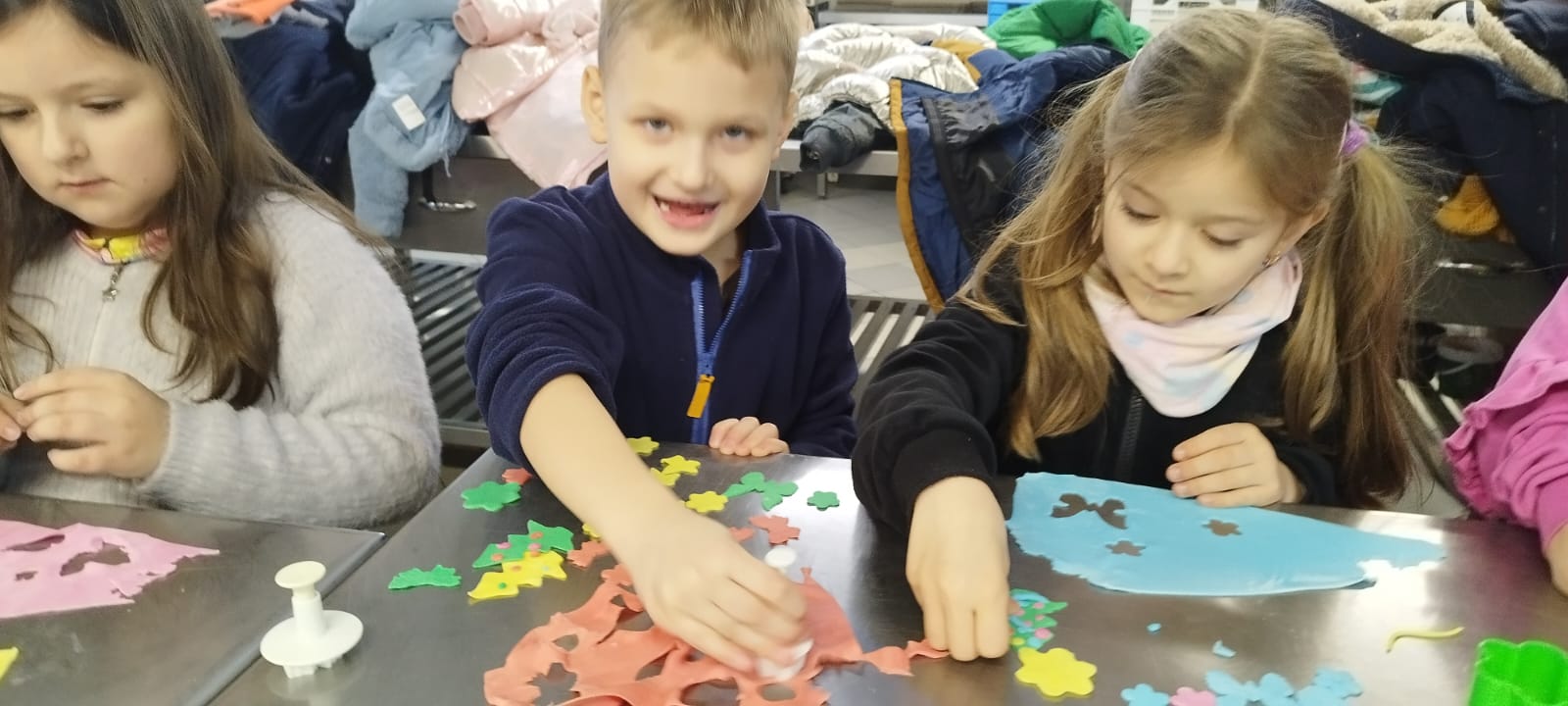 Uczniowie klasy 1b podczas wycieczki do piekarni.