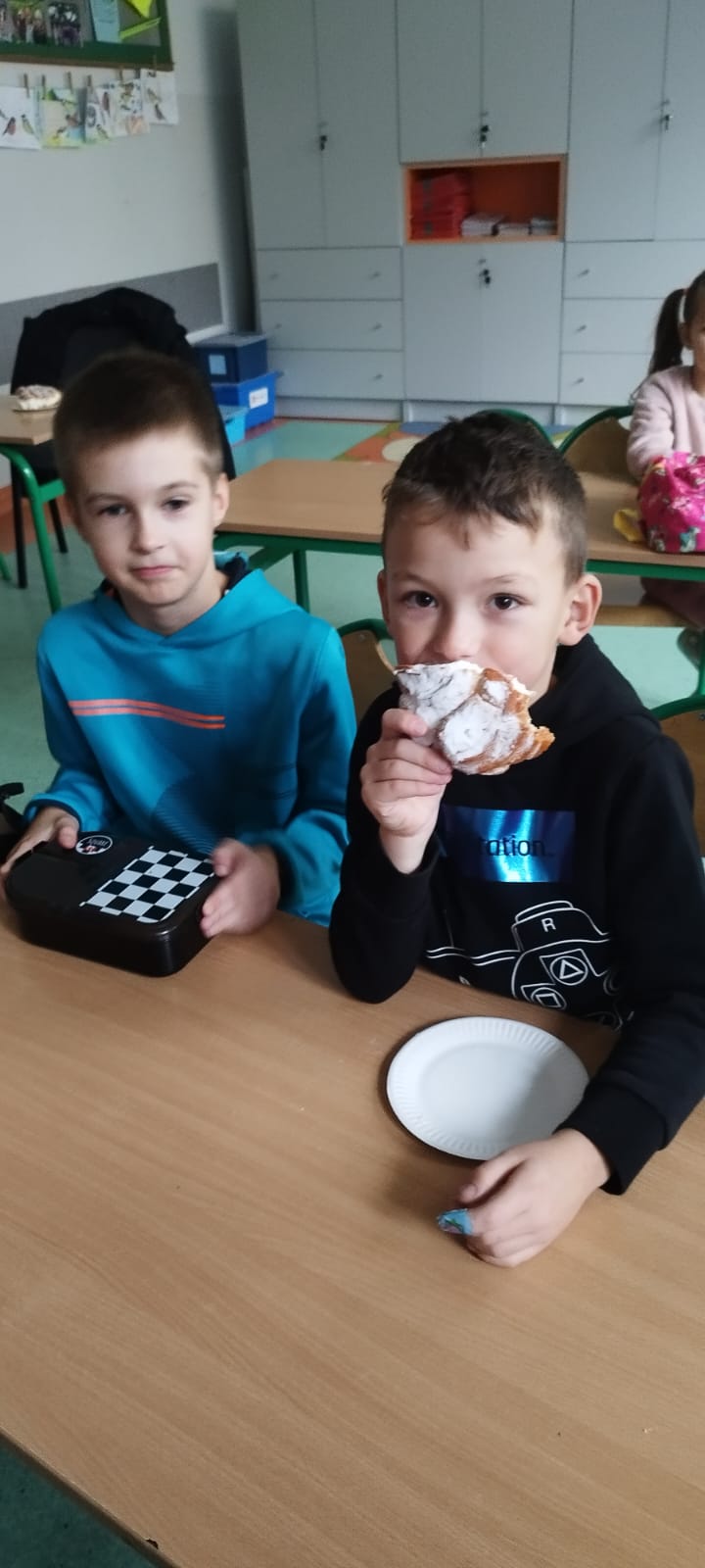 Uczniowie klasy 1b podczas wycieczki do piekarni.