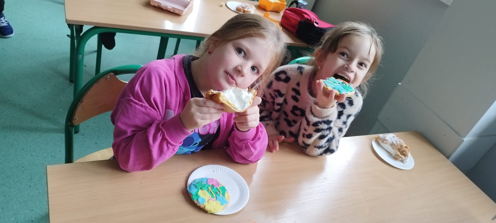 Uczniowie klasy 1b podczas wycieczki do piekarni.