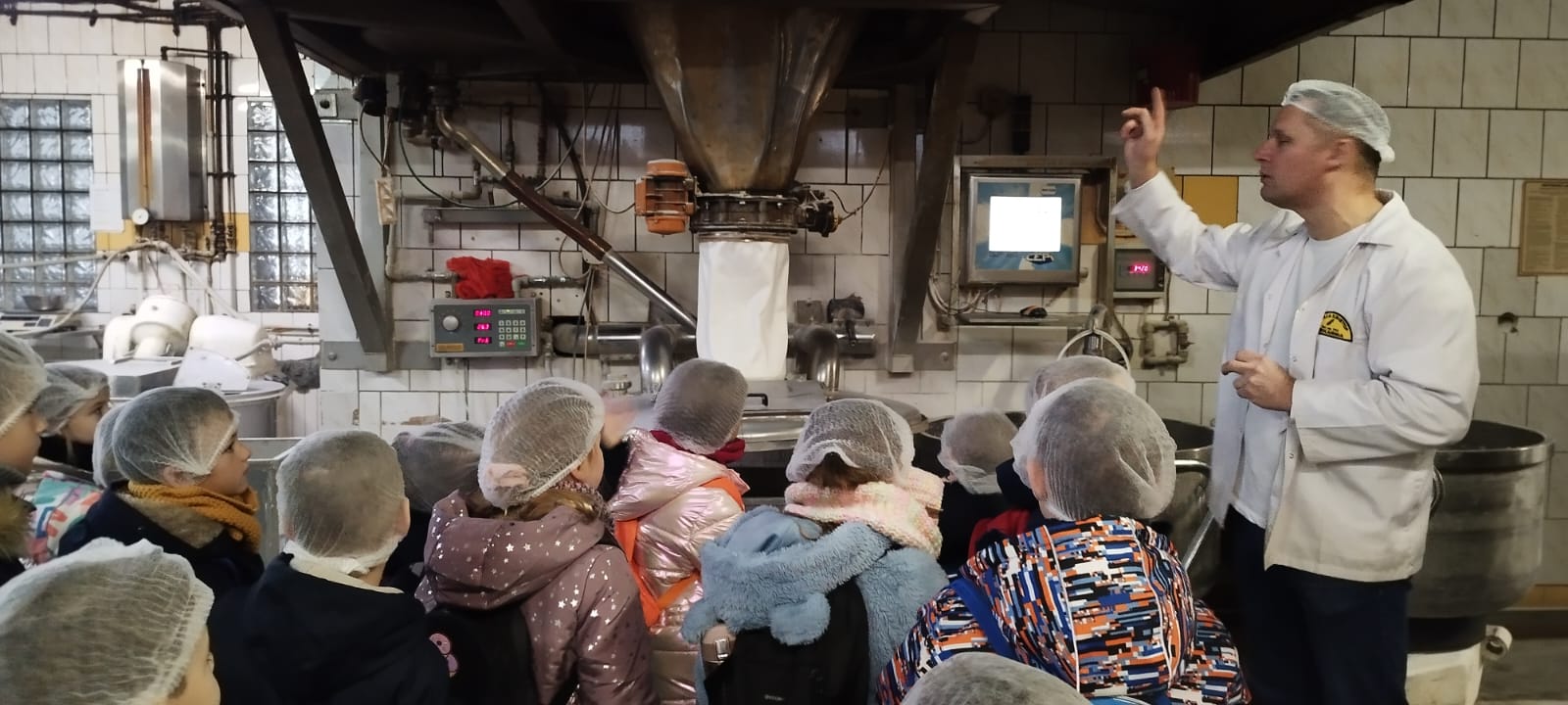 Uczniowie klasy 1b podczas wycieczki do piekarni.