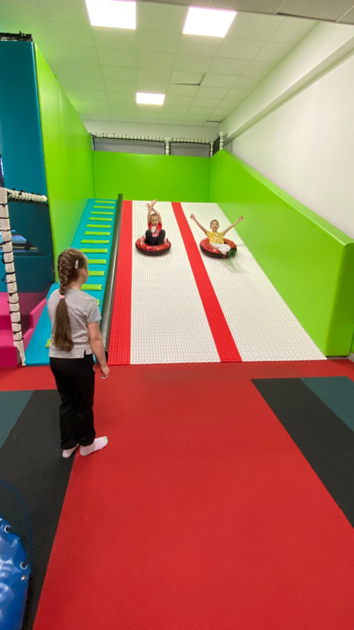 Uczniowie klasy 1a w Ninja Parku