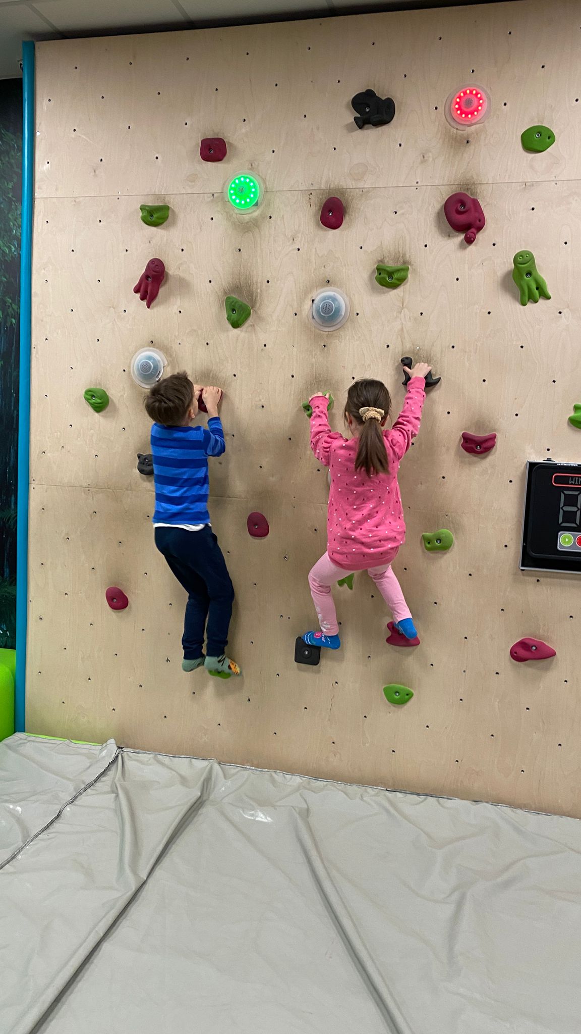 Uczniowie klasy 1a w Ninja Parku