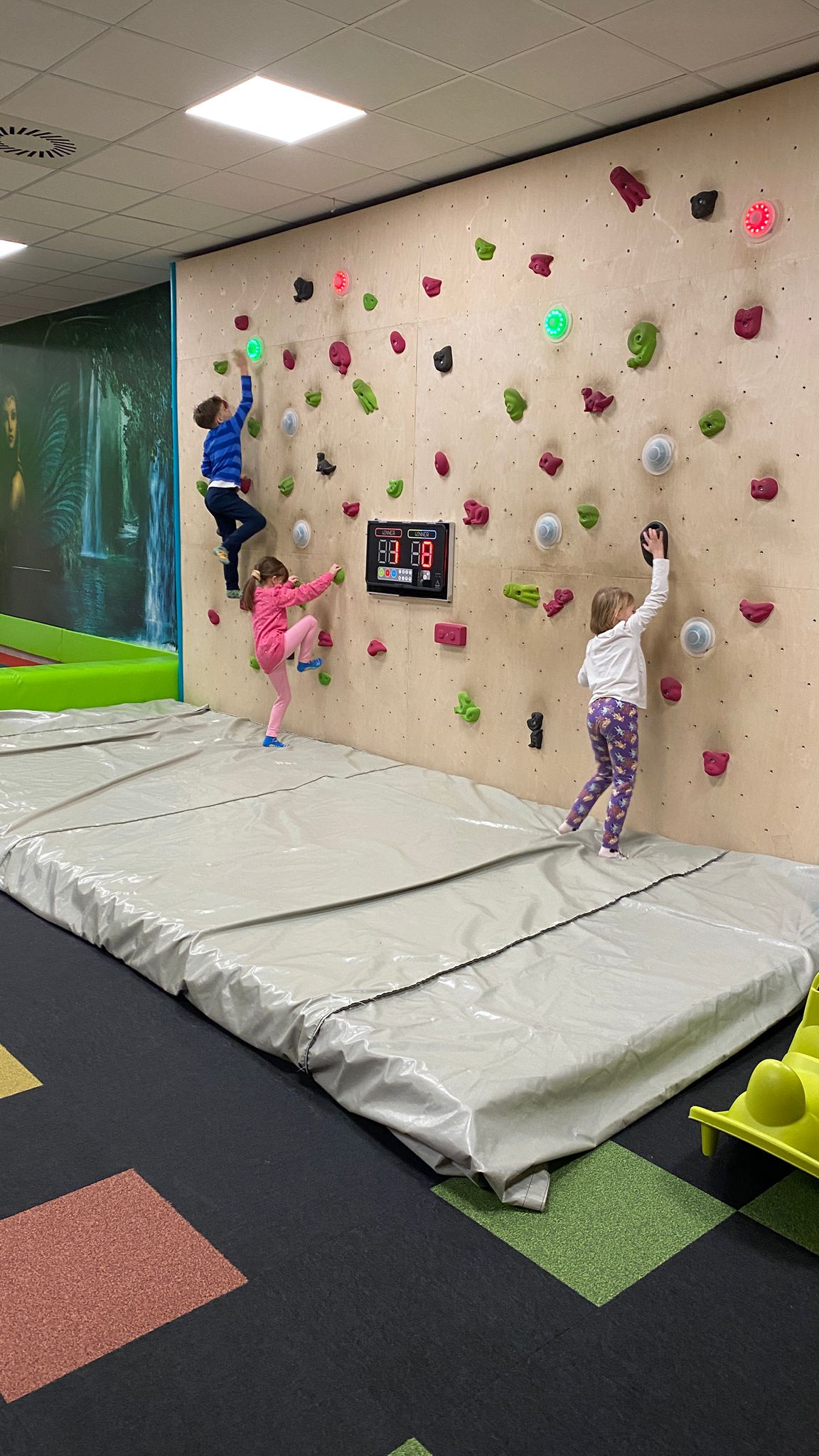 Uczniowie klasy 1a w Ninja Parku