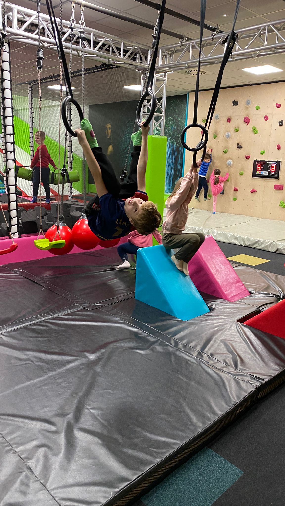 Uczniowie klasy 1a w Ninja Parku