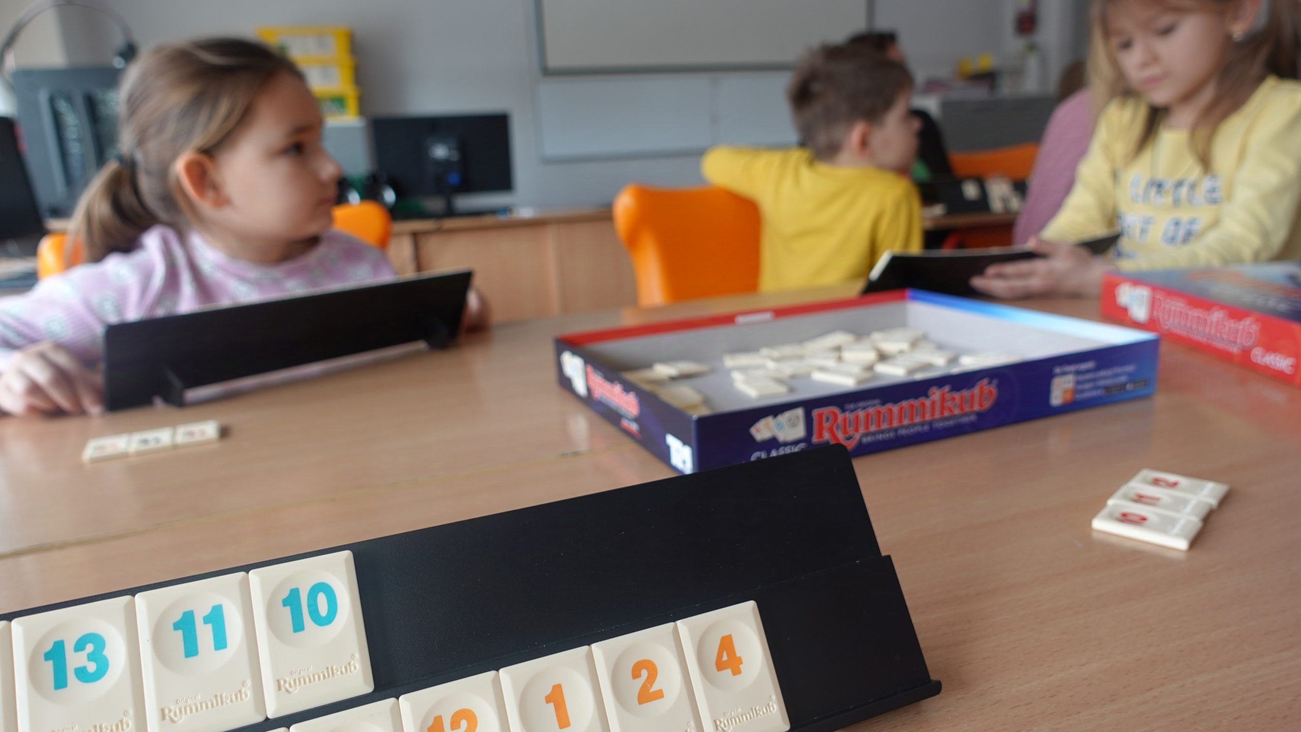 Zajęcia z grą Rummikub.