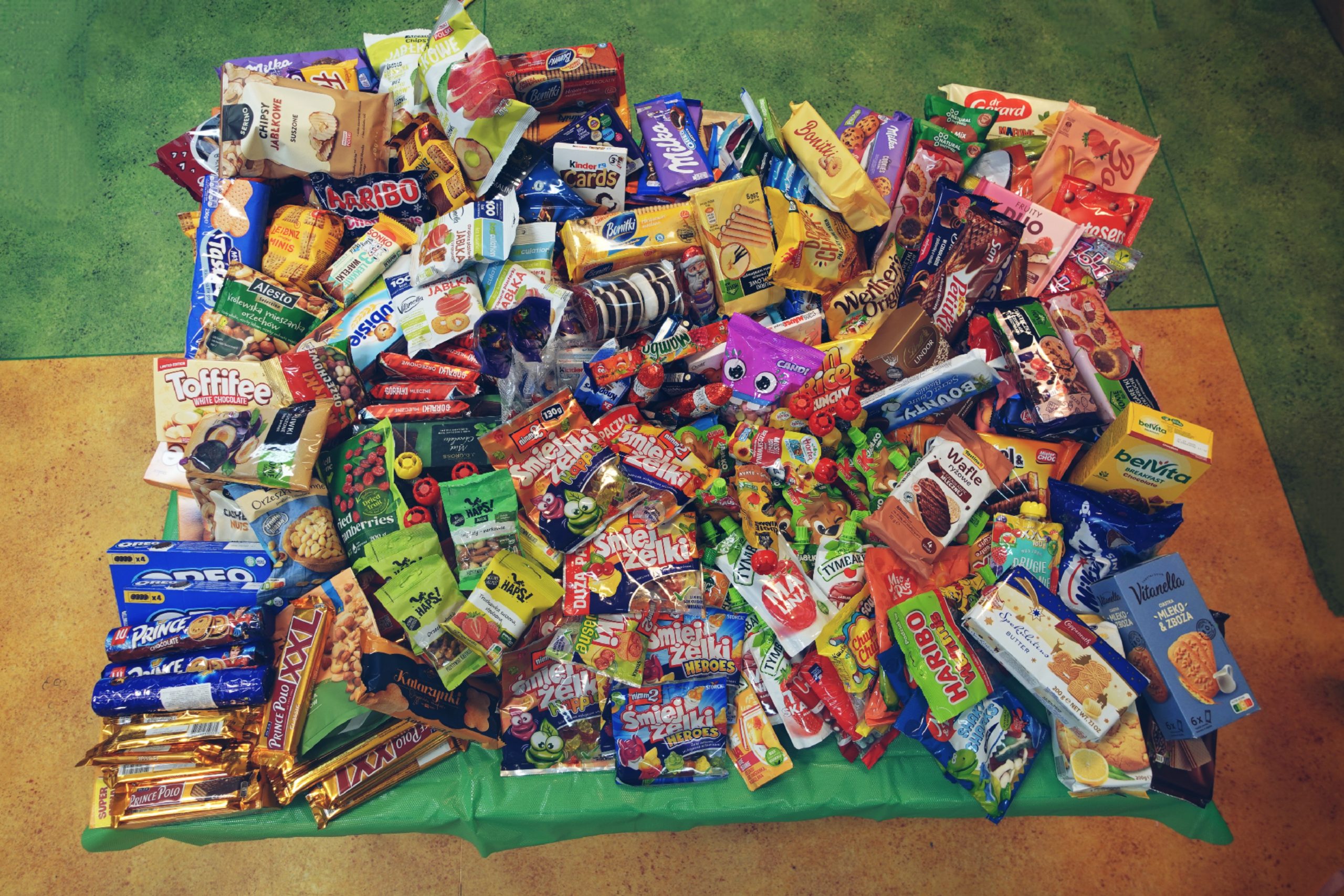 Zbiórka słodyczy i zdrowych przekąsek.