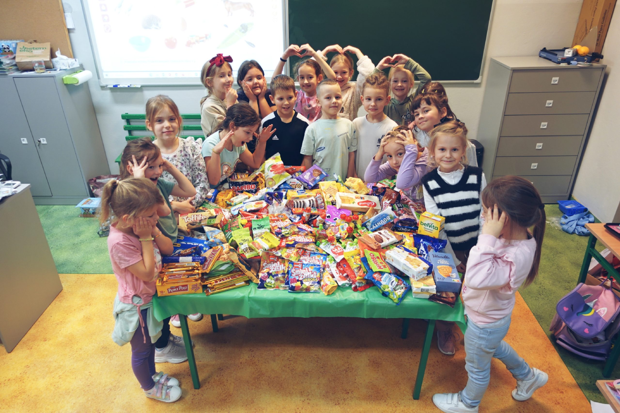 Zbiórka słodyczy i zdrowych przekąsek.