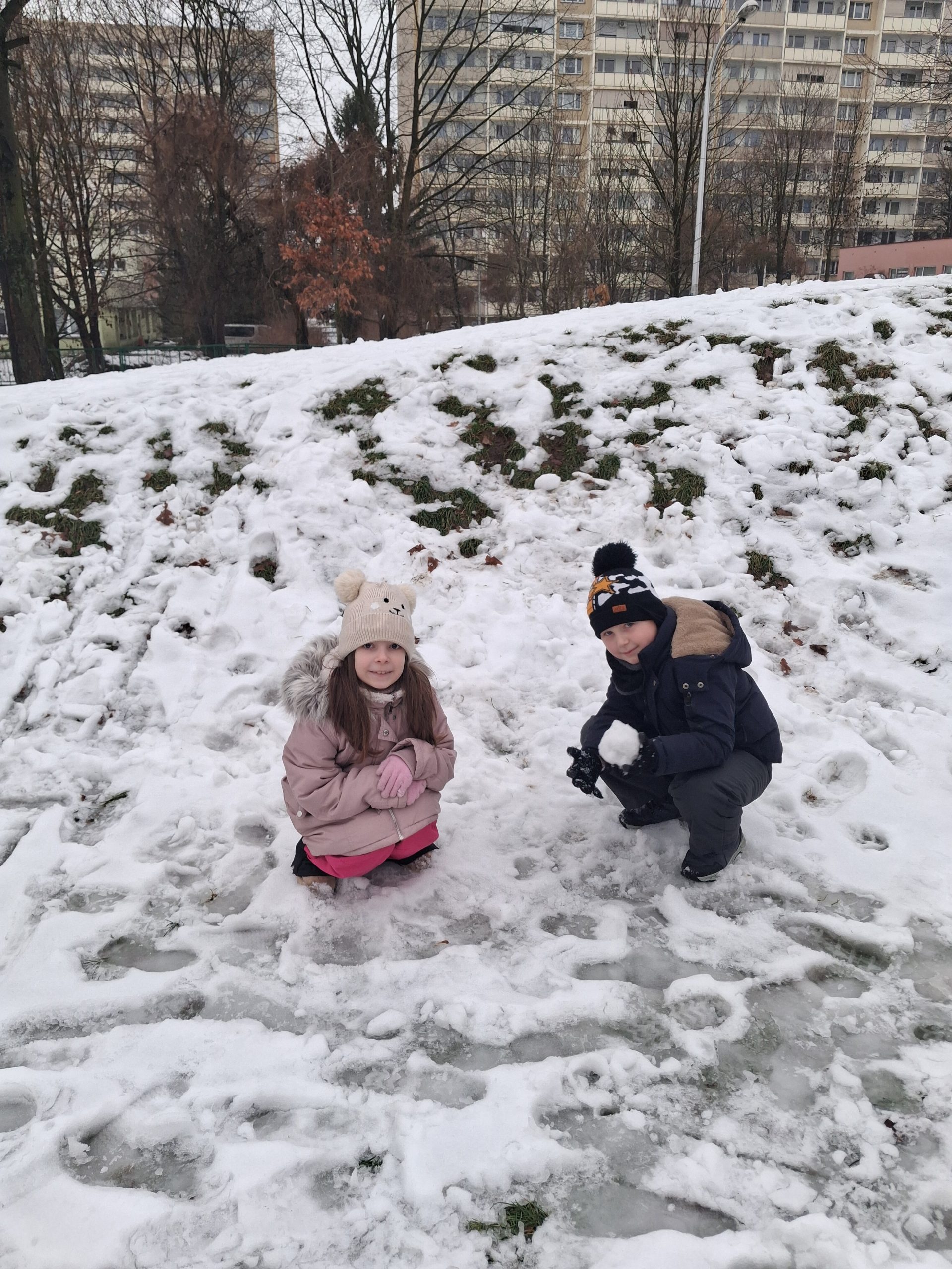 Zabawy na śniegu klasy 1a